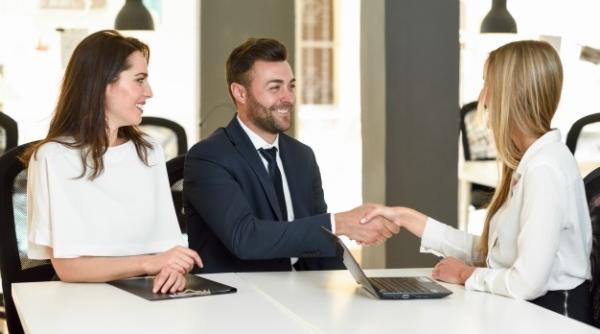 Împrumut de la bancă. La ce riscuri se expun românii când iau un credit