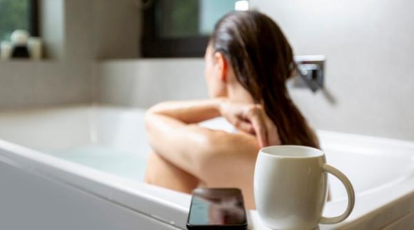 Ne putem electrocuta dacă ne scapă telefonul în cadă?