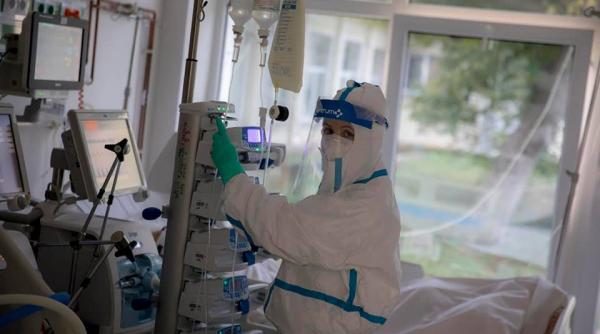 COVID-19. Crește continuu numărul îmbolnăvirilor și spitalizătilor