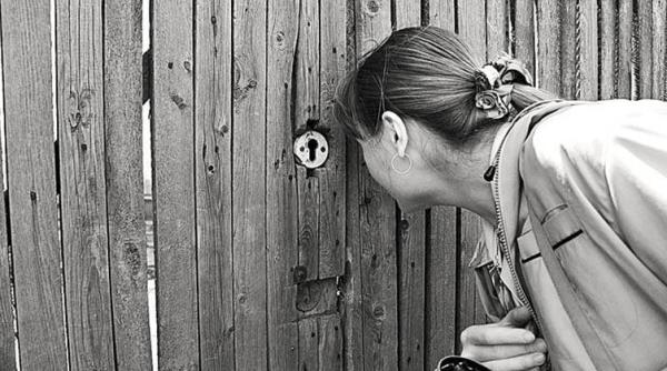 Horoscopul curioșilor. Zodiile care trag cu urechea