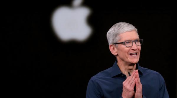 Compensația lui Tim Cook a urcat la aproape 100 de milioane de dolari anul trecut