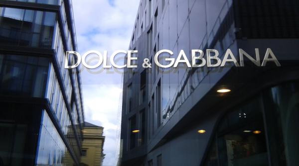 Dolce&Gabbana RENUNȚĂ la BLĂNURILE NATURALE