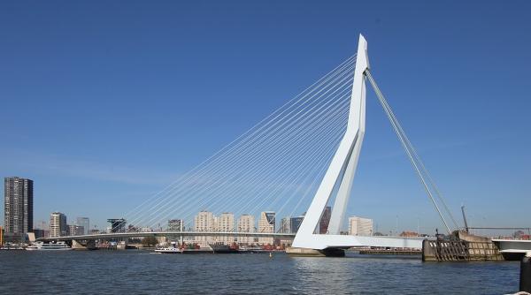 Pentru Jeff Bezos se dărâmă un pod la Rotterdam. Nu are loc să treacă