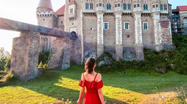 Cum călătorești mult pe bani PUȚINI. 5 sfaturi geniale pentru o vacanță IEFTINĂ. Aura, influencer de travel: E cel mai important!