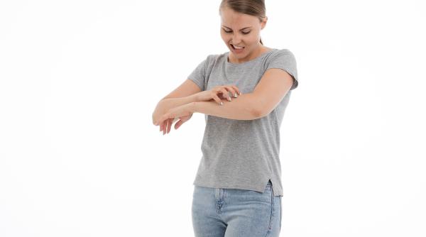 Simptomele Omicron pe PIELE: Cele 5 semne că ai putea avea COVID