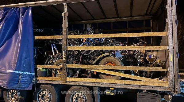 Zece tone de deşeuri, oprite la graniţă. Camion plin cu fier vechi şi biciclete uzate