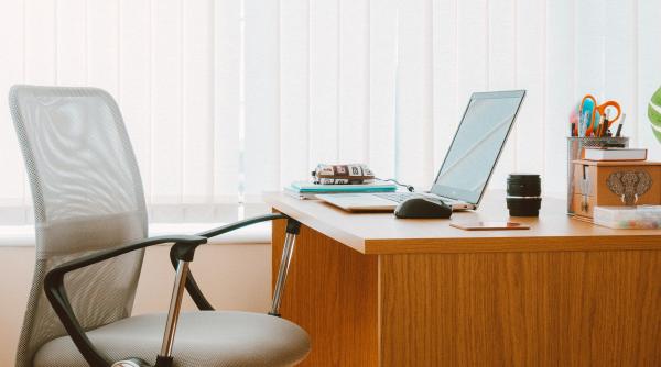 Angajații din administrație intră în grevă japoneză