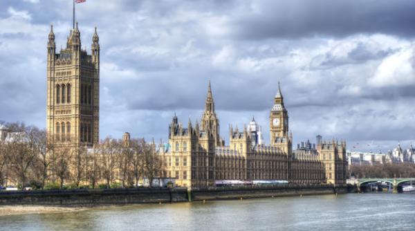 FĂRĂ restricţii în Marea Britanie. Persoanele pozitive la COVID, libere să circule pe străzi