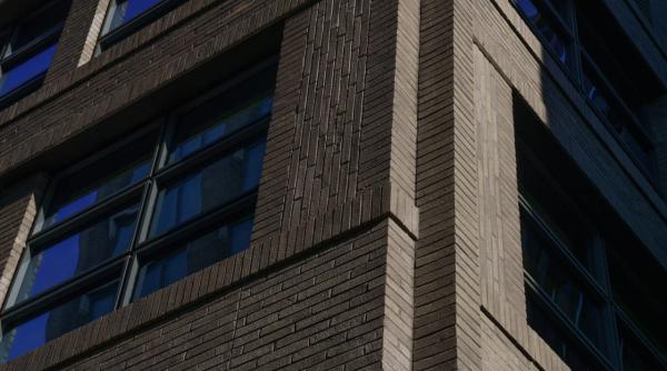 În Manhattan s-a construit un bloc din sute de mii de kilograme de moloz și deșeuri 