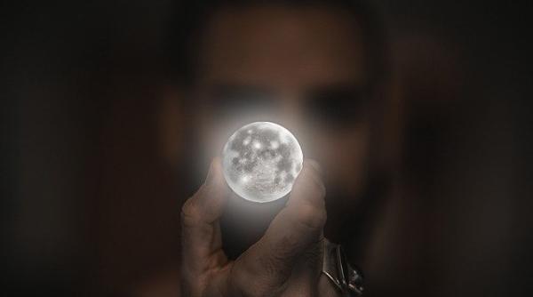 Luna, satelitul natural al Pământului, poate ajuta ECONOMIA GLOBALĂ? Ce spun EXPERȚII