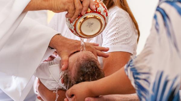 Un preot a botezat GREŞIT copii timp de 20 de ani. Acum toate sunt considerate INVALIDE