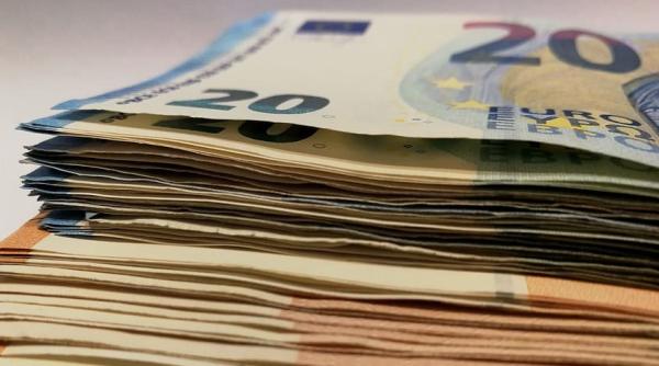 Merită ca românii să ia credite acum? Expert: Ar putea fi o variantă