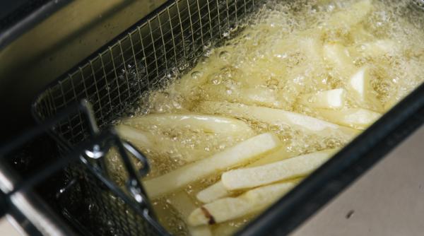 Criză a uleiului de gătit, urmare a războiului. Specialist: Cămara e goală. E furtuna perfectă!