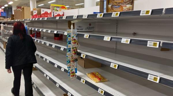 În timp ce oamenii golesc rafturile iar preţurile au luat-o razna, premierul spune că "România nu are de ce să își facă probleme"