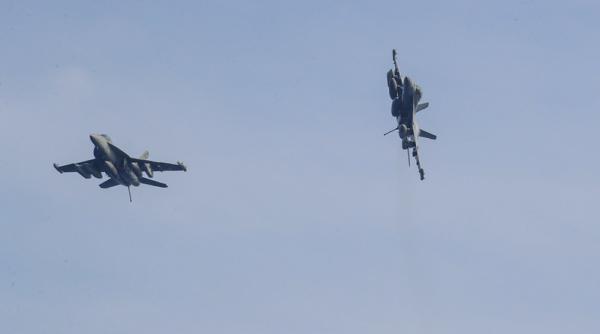 Alertă cu bombă la bordul unui avion aflat în spațiul aerian românesc