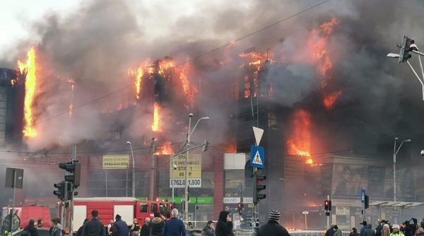 Incendiu puternic la complexul comercial Prosper din București. Clădirea, în pericol de prăbușire VIDEO