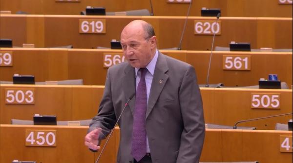 Băsescu a plecat, de dimineaţă, să-şi caute apartament: Oferte sunt, dar să vedem, că trebuie şi mobilat...