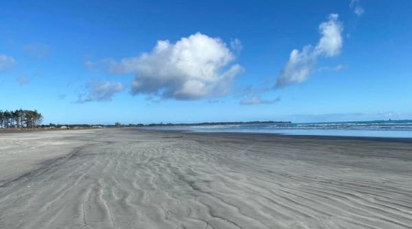 Alertă în județul Tulcea! Pe plaja din Sfântul Gheorghe a fost găsit un obuz