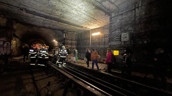 Avarie la metrou. Călătorii, EVACUAŢI prin tunel - Foto