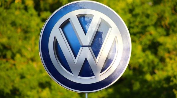 Directorul financiar: Volkswagen va RENUNȚA la zeci de MODELE cu motoare pe combustie internă