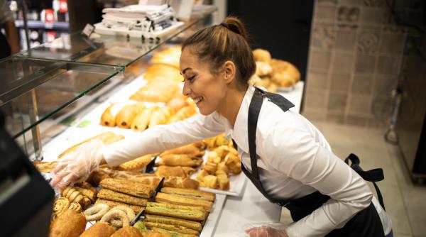 Câți români își pregătesc cozonacii acasă. Pâinea albă, favorită în listele de cumpărături