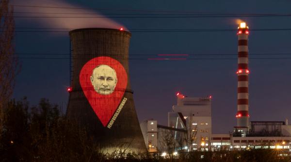 Chipul lui Putin, proiectat pe turnul rafinăriei Lukoil din Ploieşti