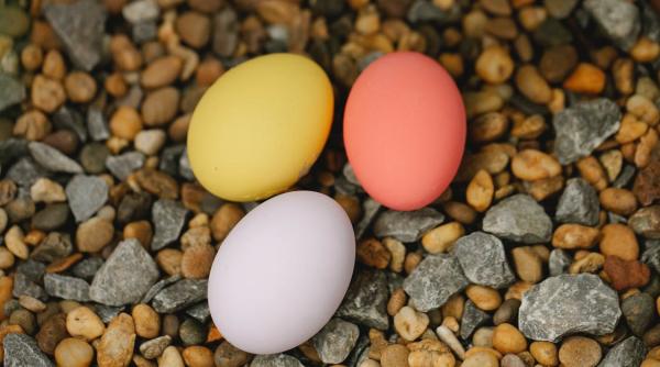 Învierea Domnului 2022. Tradiţii şi superstiţii. Ce este bine să faci cu primul ou ciocnit