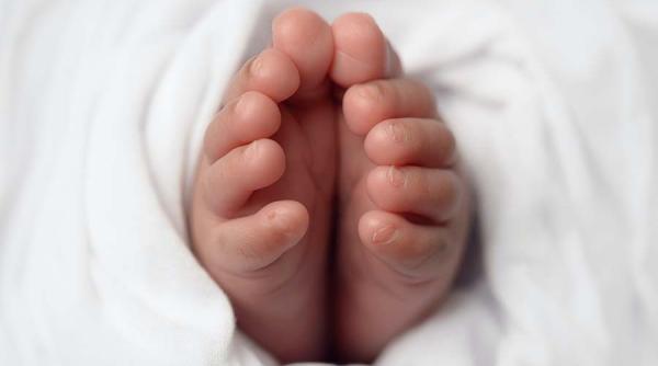 Klaus Iohannis a promulgat legea, părinţii le pot da copiilor maximum trei prenume. În ce condiţii juridice se poate schimba numele