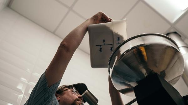 Consumul de cafea câștigă teren în România. Unde sunt cele mai mari prăjitorii din Europa