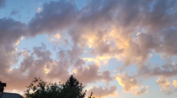 Prognoza meteo. Se strică vremea. Revin ploile torenţiale şi temperaturile scad