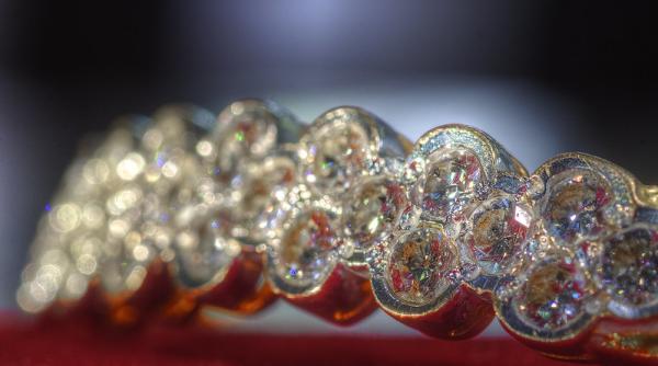 Diamantele profită din plin de războiul din Ucraina. De Beers, decizie surprinzătoare