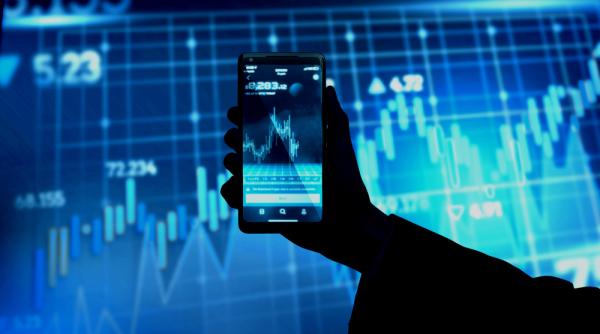 Cutremur pe piața cripto. Zeci de miliarde de dolari s-au dus pe apa sâmbetei