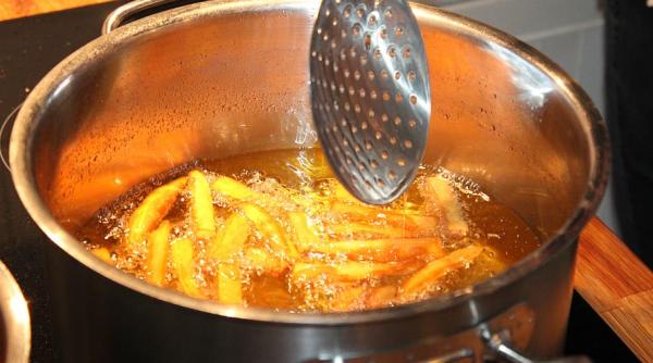 Cât de periculos este uleiul alimentar uzat. Cum poate deveni util și nepoluant