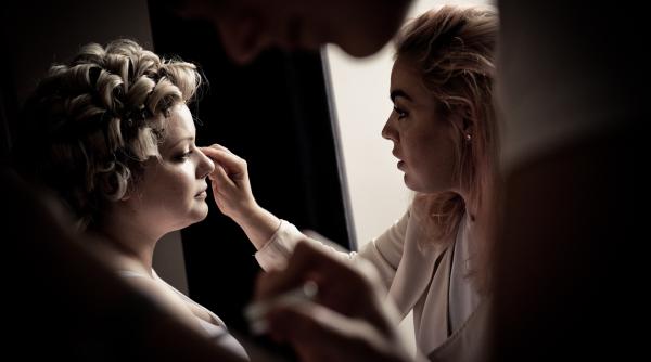 Cum vrea ANAF să-i controleze pe profesorii care dau meditaţii şi pe femeile care se ocupă de machiaj sau coafură acasă