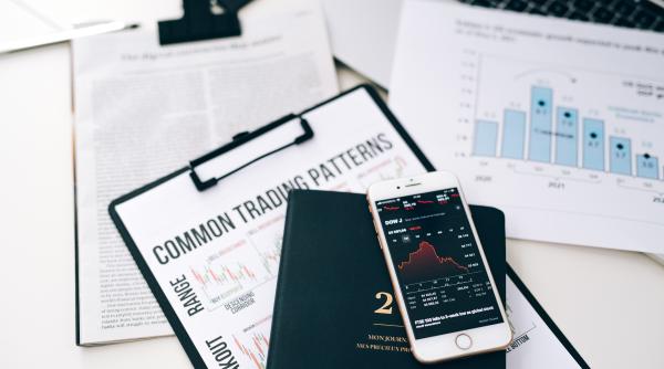 Impozite mai mici pentru cei care investesc pe bursă. Lege promulgată de preşedintele Iohannis