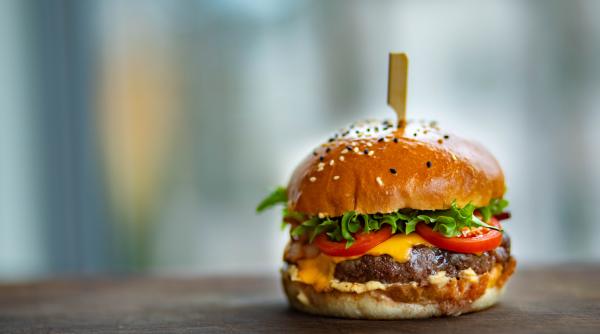 Un copil de 2 ani i-a golit contul mamei sale. A comandat zeci de burgeri şi a lăsat și un bacșiș gras