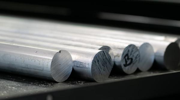 Evoluții marcante pe piața materiilor prime: Ce se întâmplă cu aurul, cu aluminiul