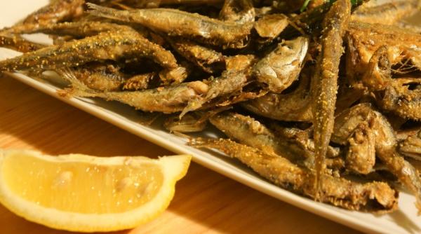 Hamsiile rup buzunarele turiștilor de pe litoral. Cât costă kilogramul la cherhana