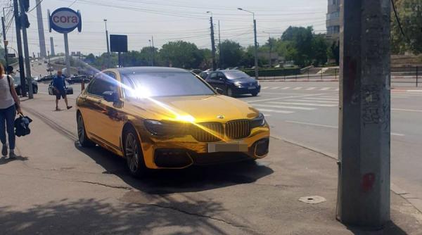 UN BMW ”din aur” se plimbă pe străzile din Constanța