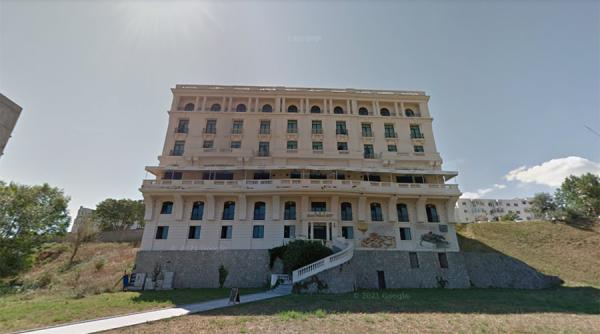 Hotelul Palace din Constanța, ”frate” cu Cazinoul, cade în ruină
