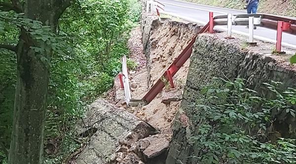 O bucată din dumul spre Poiană, afectat de o surpare