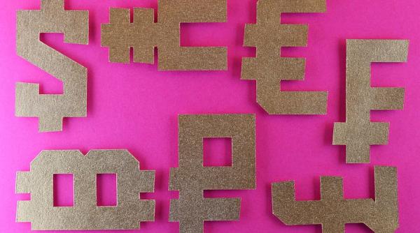 Dolarul scade pe piețele mondiale! Lira sterlină, în creștere 