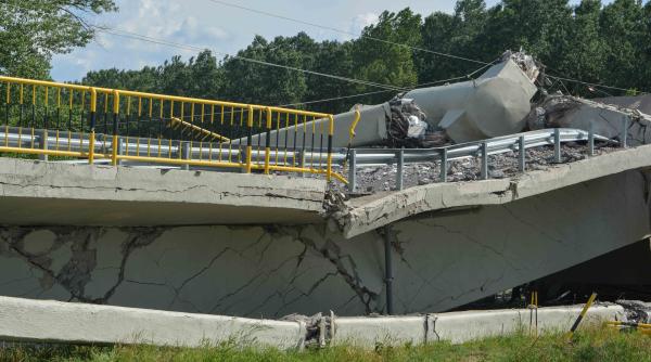Podul Luțca - Sagna, recent reabilitat, s-a prăbuşit. Chirieac: Ştiţi ce e absolut înspăimântător în acest caz?