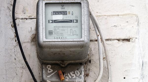 Românii îşi vor putea schimba furnizorul de energie electrică în 24 de ore. ANRE a sesizat preţuri majorate artificial