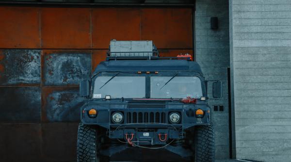 Arnold Schwarzenegger, colecţie impresionantă de maşini. Actorul are până şi un tanc funcţional