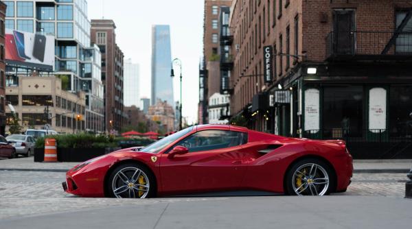 Ferrari a anunţat când lansează prima sa maşină electrică