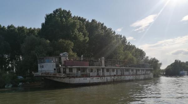 Tulcea. Un șlep militar de 50 de metri, la un pas de a se scufunda 