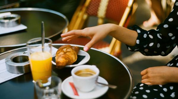 Edilii Parisului aplică tot felul de NEBUNII pentru a răcori orașul 