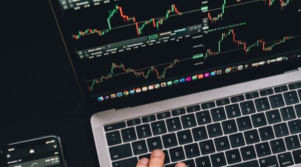 Se joacă puternic la bursă împotriva acțiunilor europene. Miză URIAȘĂ