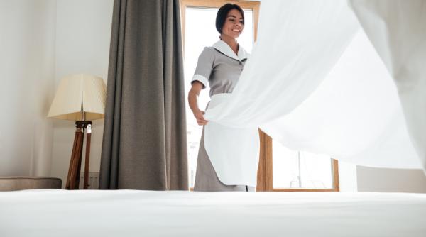 Turiștii români nu lasă bacșiș în hoteluri. De ce lasă alții